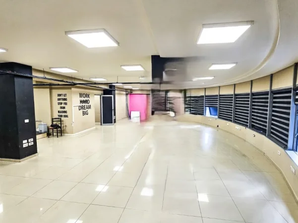 Tirane, jepet me qera ambjent biznesi Kati 1, 333 m² 2.500 € (selvia)