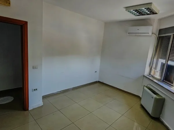 Tirane, jepet me qera ambjent biznesi Kati 1, 333 m² 2.500 € (selvia)