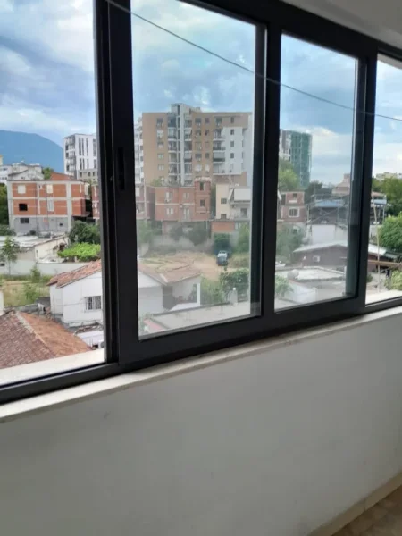 Tirane, jepet me qera apartament 1+1 Kati 5, 54 m² 300 € (Rruga Ura)