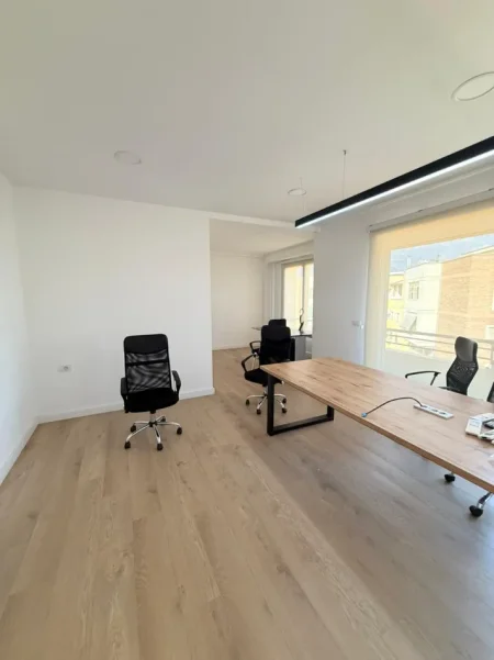 Tirane, jepet me qera zyre , 200 m² 2.500 € (Kompleksi Deliorgji)
