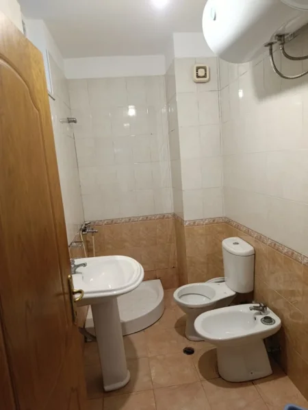 Tirane, jepet me qera apartament 2+1 Kati 5, 75 m² 600 € (21 Dhjetori)