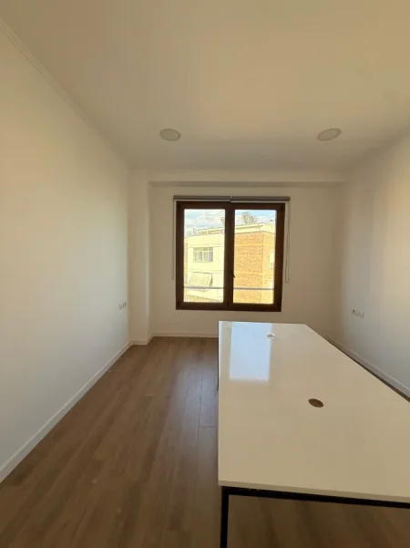 Tirane, jepet me qera zyre Kati 5, 180 m² 2.500 € (Delijorgji)