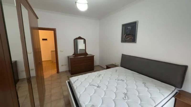 Tirane, jepet me qera apartament 1+1 Kati 3, 70 m² 650 € (Skanderbeg Square)