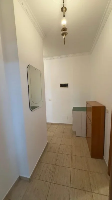 Tirane, jepet me qera apartament 1+1 Kati 3, 70 m² 650 € (Skanderbeg Square)