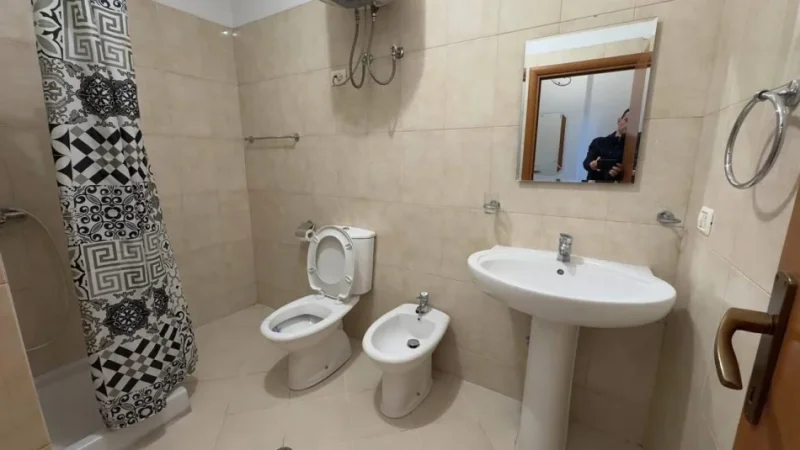 Tirane, jepet me qera apartament 1+1 Kati 3, 70 m² 650 € (Skanderbeg Square)