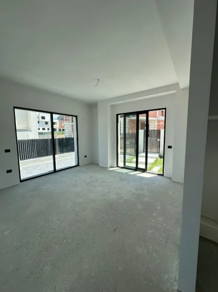 Tirane, shitet Vile Vile 2 Katshe Kati 0, 240 m² 750.000 € (Liqeni I thate)