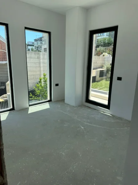 Tirane, shitet Vile Vile 2 Katshe Kati 0, 240 m² 750.000 € (Liqeni I thate)
