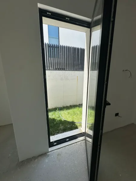 Tirane, shitet Vile Vile 2 Katshe Kati 0, 240 m² 750.000 € (Liqeni I thate)