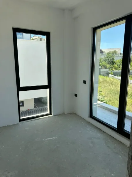 Tirane, shitet Vile Vile 2 Katshe Kati 0, 240 m² 750.000 € (Liqeni I thate)