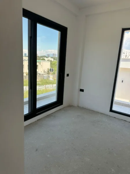 Tirane, shitet Vile Vile 2 Katshe Kati 0, 240 m² 750.000 € (Liqeni I thate)