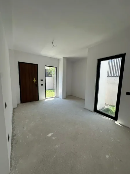 Tirane, shitet Vile Vile 2 Katshe Kati 0, 240 m² 750.000 € (Liqeni I thate)