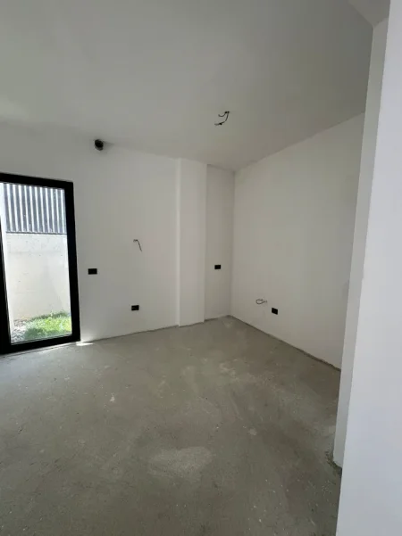 Tirane, shitet Vile Vile 2 Katshe Kati 0, 240 m² 750.000 € (Liqeni I thate)