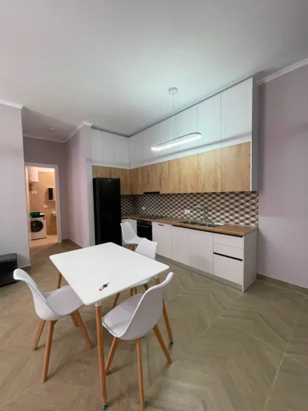 Tirane, jepet me qera apartament 1+1+Ballkon Kati 5, 70 m² 850 € (Rruga e Kavajes)