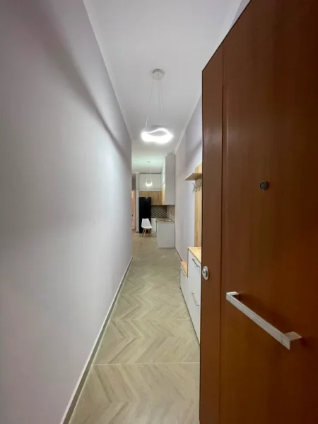Tirane, jepet me qera apartament 1+1+Ballkon Kati 5, 70 m² 850 € (Rruga e Kavajes)