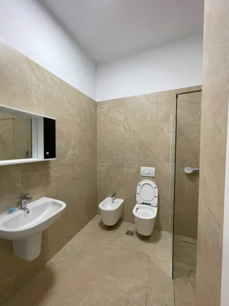 Tirane, jepet me qera apartament 1+1+Ballkon Kati 5, 70 m² 850 € (Rruga e Kavajes)
