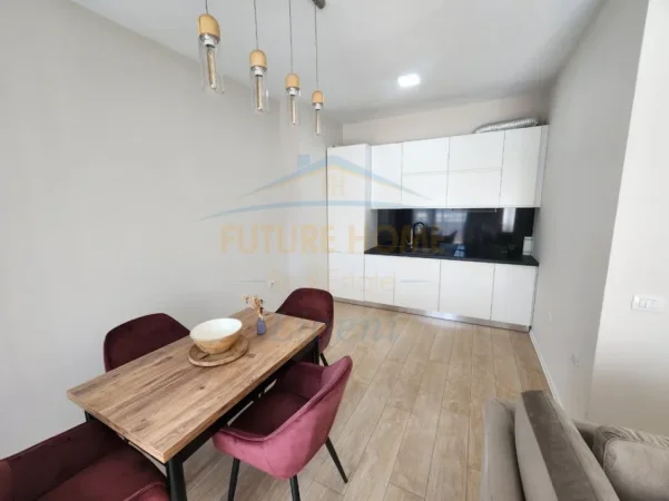 Tirane, jepet me qera apartament 2+1+Ballkon Kati 4, 89 m² (Rruga e Kosovareve)