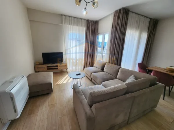 Tirane, jepet me qera apartament 2+1+Ballkon Kati 4, 89 m² (Rruga e Kosovareve)