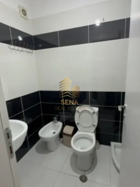 Tirane, jepet me qera apartament 2+1+Ballkon Kati 2, 90 m² 500 € (Ali Demi)