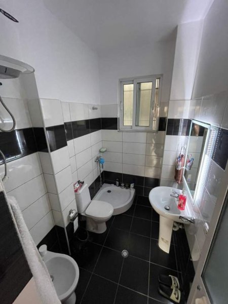 Tirane, jepet me qera apartament 1+1 Kati 1, 70 m² 400 Euro (Vedat Kokona, 5 Maj)