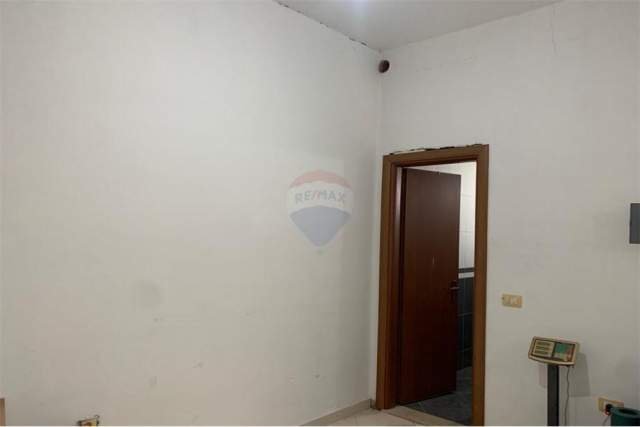 Tirane, ofert zyre Kati 0, 80 m² 300 Euro (Kopshti Zoologjik, Rruga "Eduart Mano")