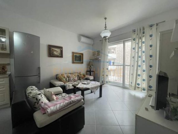 Tirane, jepet me qera apartament 1+1 Kati 3, 70 m² 400 Euro (Brryli)
