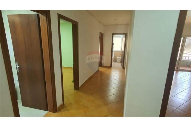 Tirane, jepet me qera apartament 3+1+BLK Kati 2, 140 m² 650 Euro (Rruga Elbasanit, prane ambasades Amerikane)