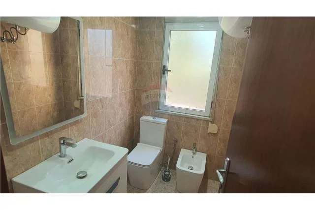 Tirane, jepet me qera apartament 3+1+BLK Kati 2, 140 m² 650 Euro (Rruga Elbasanit, prane ambasades Amerikane)