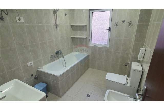 Tirane, jepet me qera apartament 3+1+BLK Kati 2, 140 m² 650 Euro (Rruga Elbasanit, prane ambasades Amerikane)