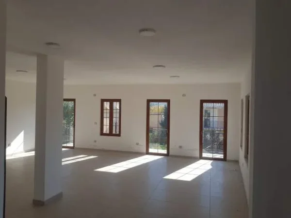 Shkoder, ofert ambjent biznesi 900 Euro (Rus)