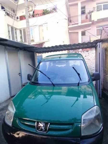 Tirane, shes minivan Peugeot Partner Viti 2007, 3.300 Euro