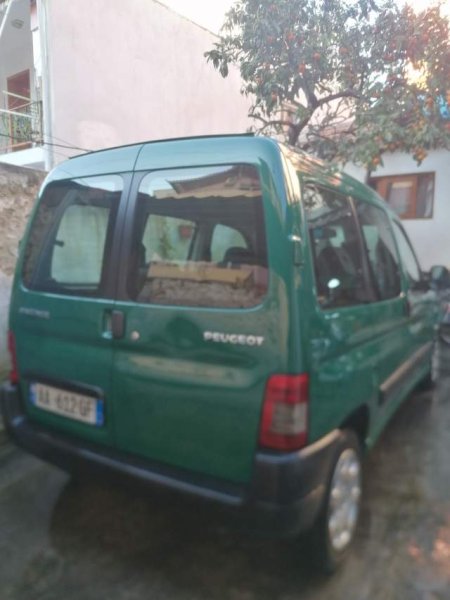 Tirane, shes minivan Peugeot Partner Viti 2007, 3.300 Euro