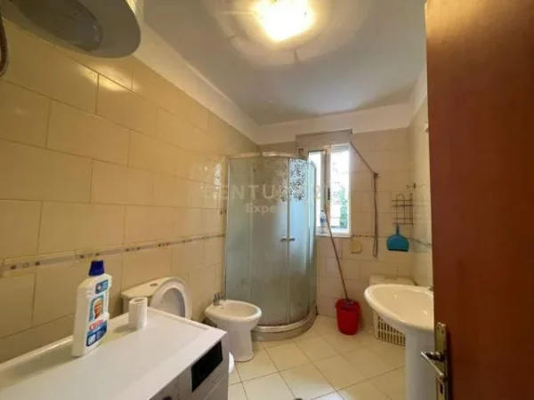 Tirane, jepet me qera 2+1 Kati 2, 90 m² 450 Euro (liqeni)