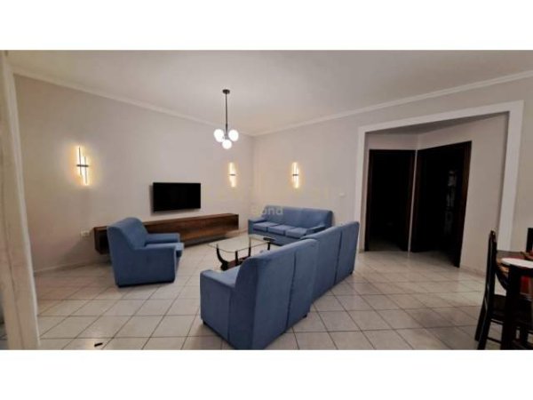 Tirane, jepet me qera apartament Kati 2, 100 m² 700 Euro (rruga e kavajes)