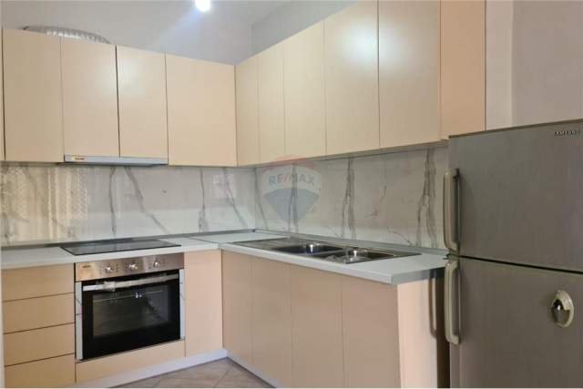 Tirane, jepet me qera apartament 1+1+BLK Kati 6, 68 m² 350 Euro (Pallatet Cabej)
