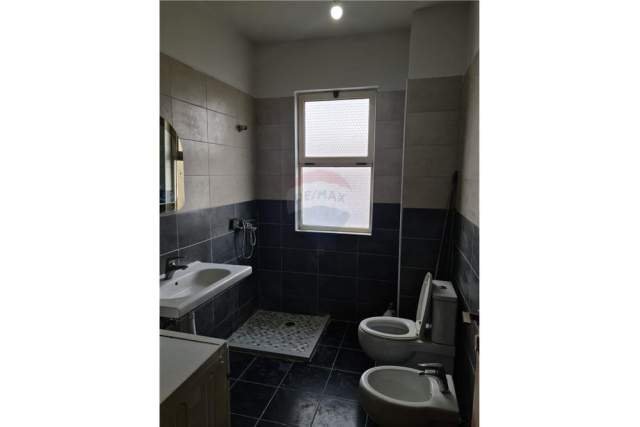 Tirane, jepet me qera apartament 1+1+BLK Kati 6, 68 m² 350 Euro (Pallatet Cabej)