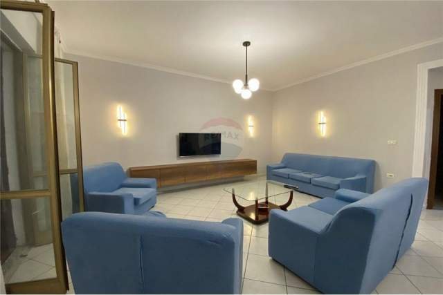 Tirane, jepet me qera apartament 2+1+BLK Kati 2, 100 m² 700 Euro (Pazari i Ri)