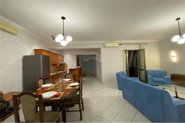 Tirane, jepet me qera apartament 2+1+BLK Kati 2, 100 m² 700 Euro (Pazari i Ri)
