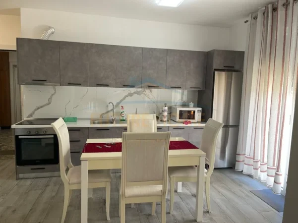 Tirane, jepet me qera apartament 1+1+PARKIM+VERANDE,  Kati 4, 53 m² 650 € (MEDRESE , RRUGA FERIT XHAJKO)