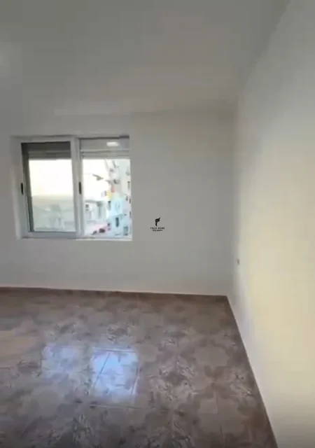 Tirane, shitet zyre Kati 3, 75 m² (STACIONI I TRENIT)