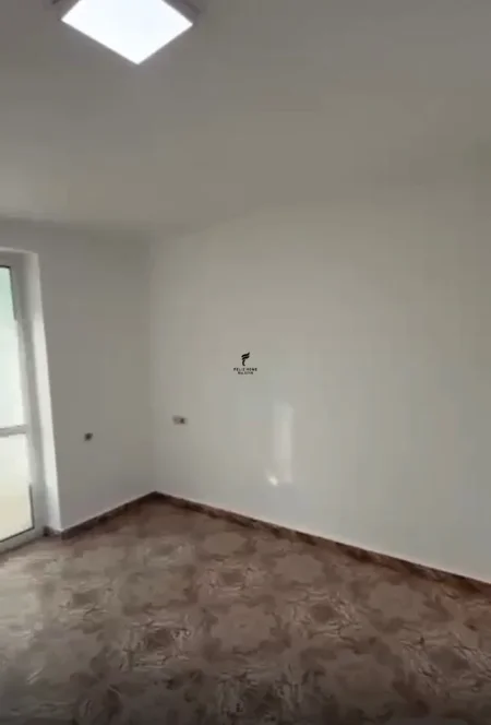 Tirane, shitet zyre Kati 3, 75 m² (STACIONI I TRENIT)