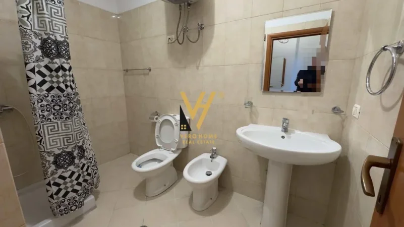 Tirane, jepet me qera apartament 1+1+Ballkon Kati 3, 73 m² 670 € (QENDER)