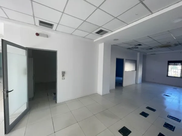 Tirane, jepet me qera ambjent biznesi Kati 1, 850 m² 10.000 € (Perballe Delijorgjit)