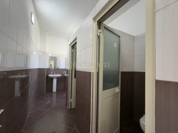 Tirane, jap me qera ambjent biznesi Kati 3, 378 m² 3.000 € (Laprake)