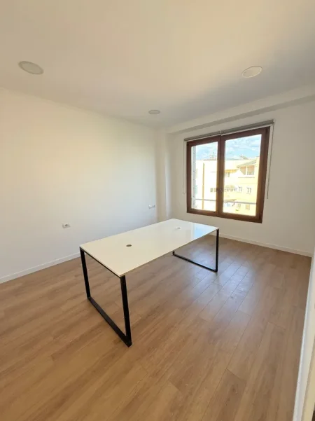 Tirane, jepet me qera ambjent biznesi Kati 1, 180 m² 2.500 € (Kompleksi Delijorgji, Tiranë)