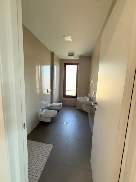 Tirane, jepet me qera ambjent biznesi Kati 1, 180 m² 2.500 € (Kompleksi Delijorgji, Tiranë)