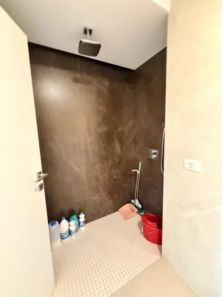 Tirane, jepet me qera ambjent biznesi Kati 1, 180 m² 2.500 € (Kompleksi Delijorgji, Tiranë)