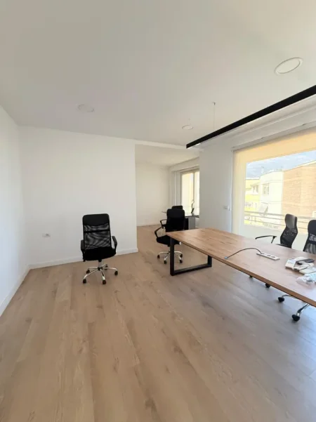 Tirane, jepet me qera ambjent biznesi Kati 1, 180 m² 2.500 € (Kompleksi Delijorgji, Tiranë)