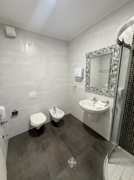 Tirane, jepet me qera ambjent biznesi Kati 1, 180 m² 2.500 € (Kompleksi Delijorgji, Tiranë)