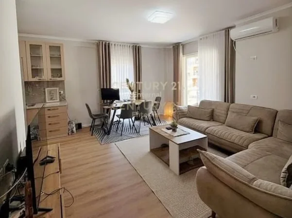Tirane, jepet me qera apartament 2+1+Ballkon Kati 4, 120 m² 700 € 