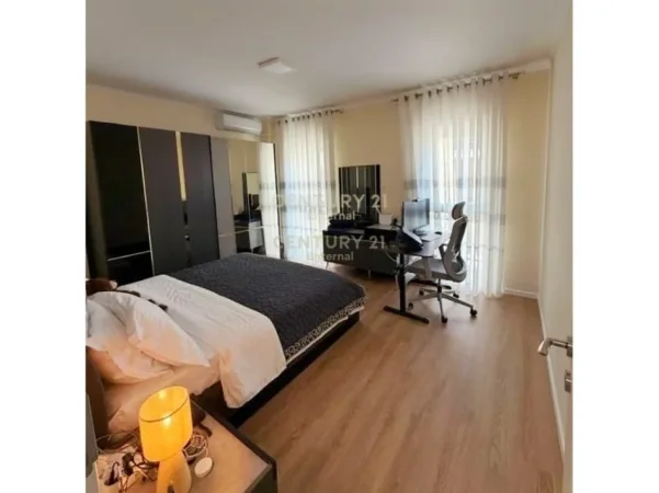 Tirane, jepet me qera apartament 2+1+Ballkon Kati 4, 120 m² 700 € 